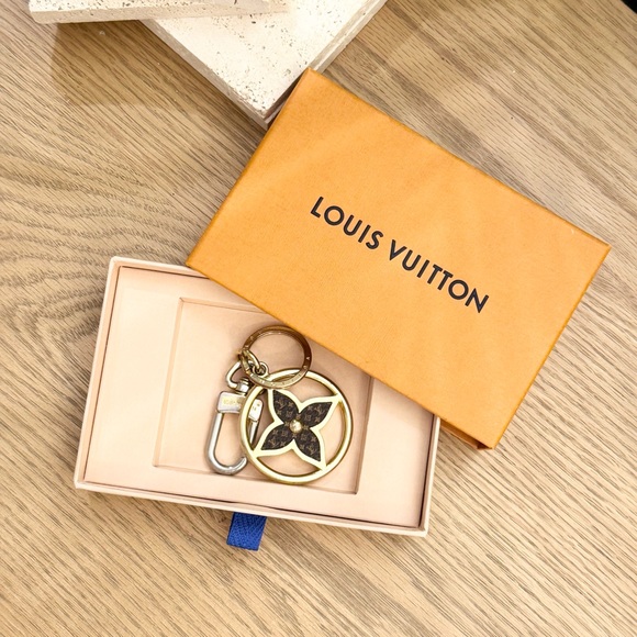 LOUIS VUITTON 2022 Puzzle Flower Monogram Keyring - Picture 14 of 15